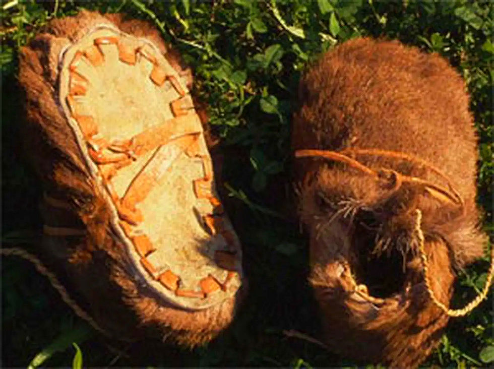 Drei Paar alter Schuhe stehen auf einem Tisch mit Hintergrund. Schuhe