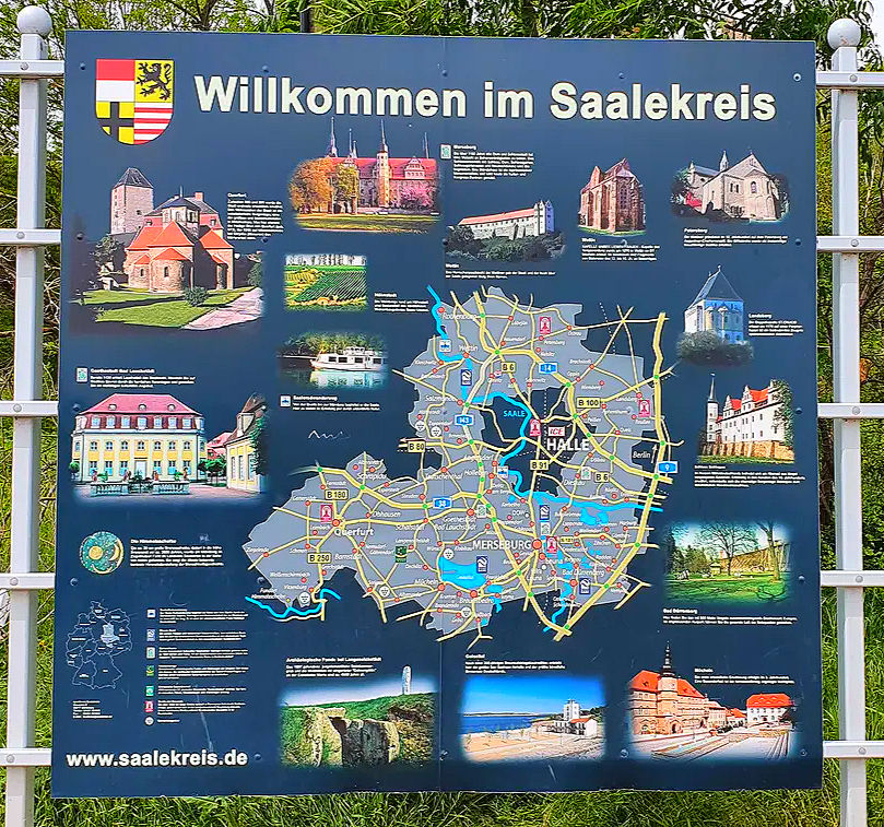 Informationstafel: Willkommen im Saalekreis, Karte und Sehenswürdigkeiten der Region.