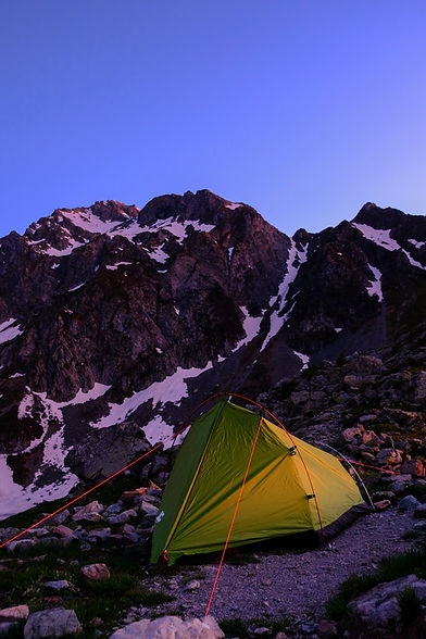 Gelbes Zelt vor Berglandschaft, Zelte und Schlafsäcke, das Zelt-Ihr tragbares Zuhause.