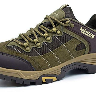 Schuh mit „Knixmax Outdoor“ Logo. Wanderschuhe für Outdoor-Aktivitäten. Alles über Wanderschuhe.