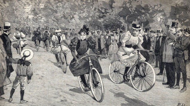 Radrennen-Szene historisch Radfahren - Wegbereiter der Emanzipation der Frau! Radfahrerinnen auf Fahrrädern umgeben von Zuschauern.