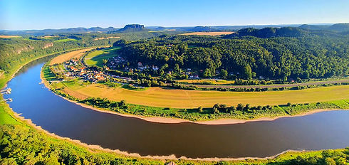 Luftaufnahme der Elbe, die sich durch den Nationalpark Sächsische Schweiz schlängelt.