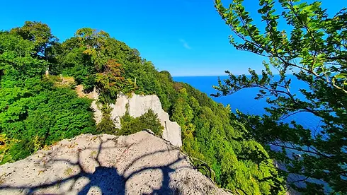 Landschaft mit grünen Bäumen und Meerblick am Tag. Nationalpark Jasmund.