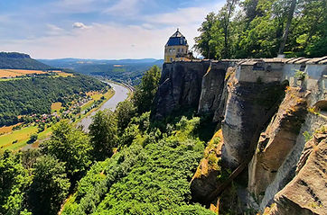 Historische Festung auf Felsplateau mit Elbtalblick, Nationalpark Sächsische Schweiz.