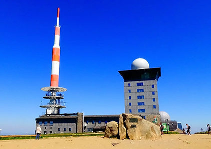 Brocken Gipfel im Harz mit markantem Sendeturm und Gebäudekomplex.