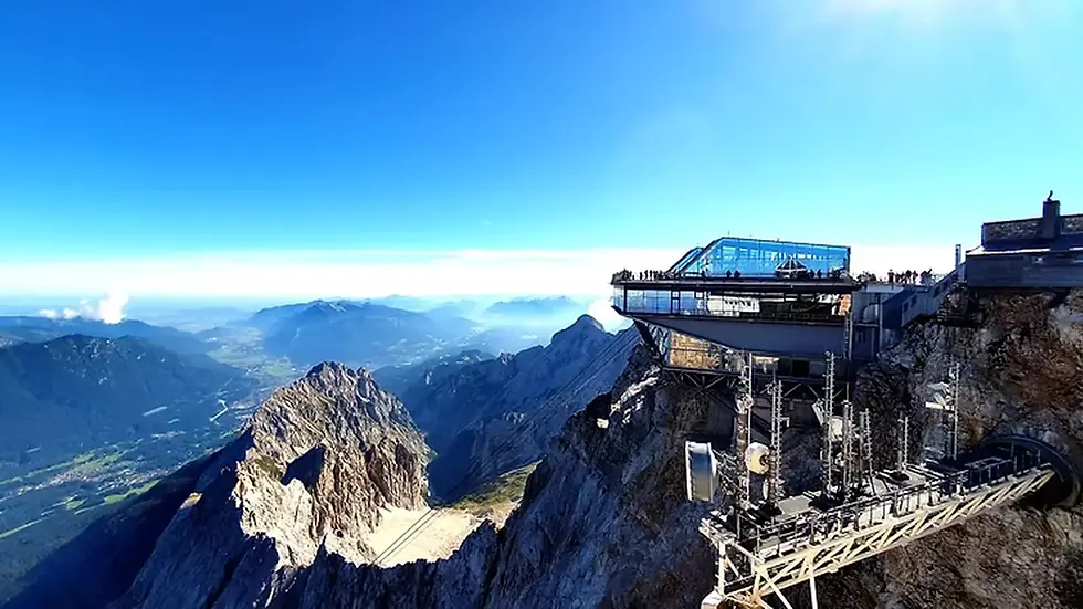 Modernes Gebäude auf Zugspitze-Gipfel, atemberaubender Panoramablick Alpenlandschaft.
