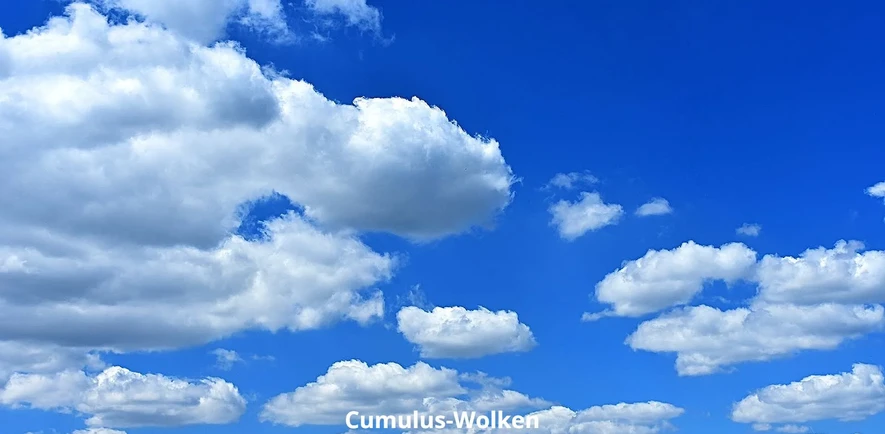 Heller blauer Himmel mit weißen Wolken, Cumulus Walker, Natur Wetter Abenteuer.