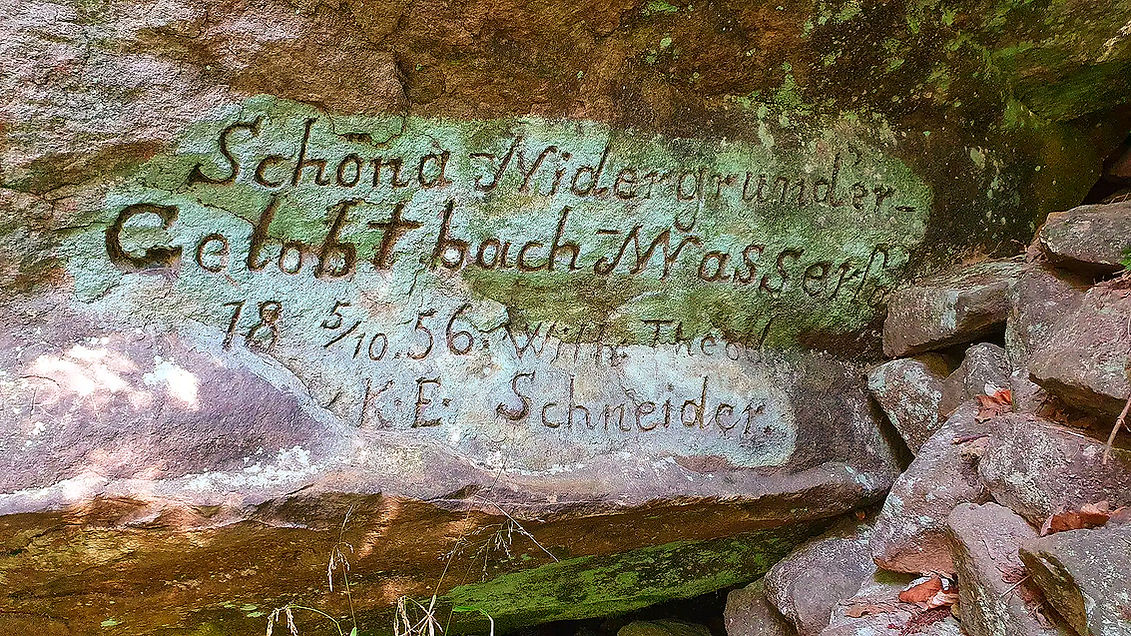 Alte Felsinschrift mit Namen: Schönau Wiedergefunden Gelobtbach Wasser 18 5/10.56 K.E. Schneider.