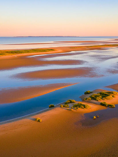 Luftaufnahme Wattenmeer NORDSEEPARKS bei Sonnenuntergang, Gezeitenkanäle und Sandbänke
