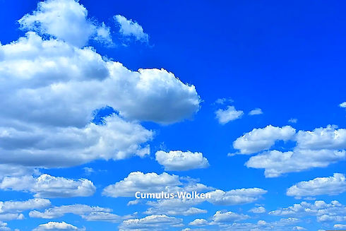 Blauer Himmel mit weißen Wolken, Cumnins Walker, sonniger Tag.
