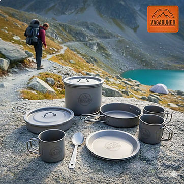 Leichtes Camping-Kochgeschirr aus Titan GABELHAUER vor Bergsee und Wanderer.