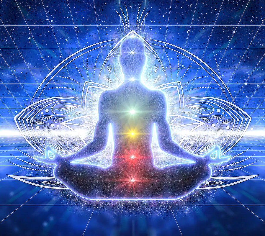 Meditierende Figur in Lotusposition, leuchtende Chakren, blauer Energiehintergrund, Yoga-Grundlagen Verbindung.