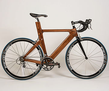 Holzfahrrad im Studio vor weißem Hintergrund mit Fahrradrahmen und blauem Reifen