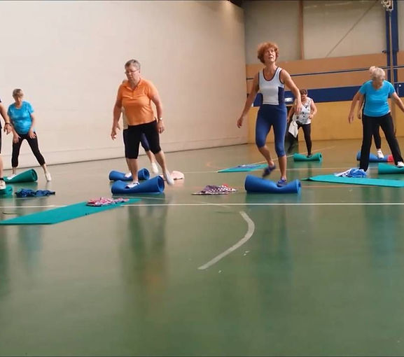 Sportler in der Sporthalle beim trainieren