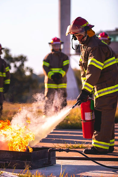 Feuerwehrmann löscht Brand bei Übung. Schulung für Brandrisiken, Gefahrensituationen.