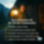 Mann mit Laterne bei einem Outdoor-Abenteuer für Einsteiger.