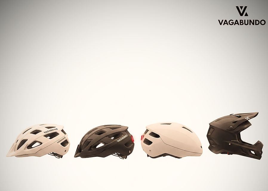 VAGABUNDO: Vier verschiedene Fahrradhelme in Beige und Dunkelbraun.