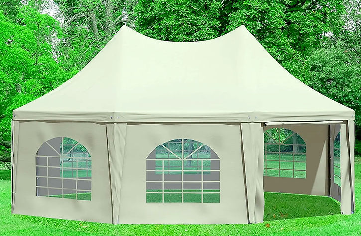 Geräumiges, helles Zelt mit Bogenfenstern auf grünem Rasen, Bäume im Hintergrund.