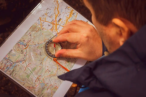 Mann nutzt Kompass und Karte für Navigation, Orientierung, Abenteuer, Reise