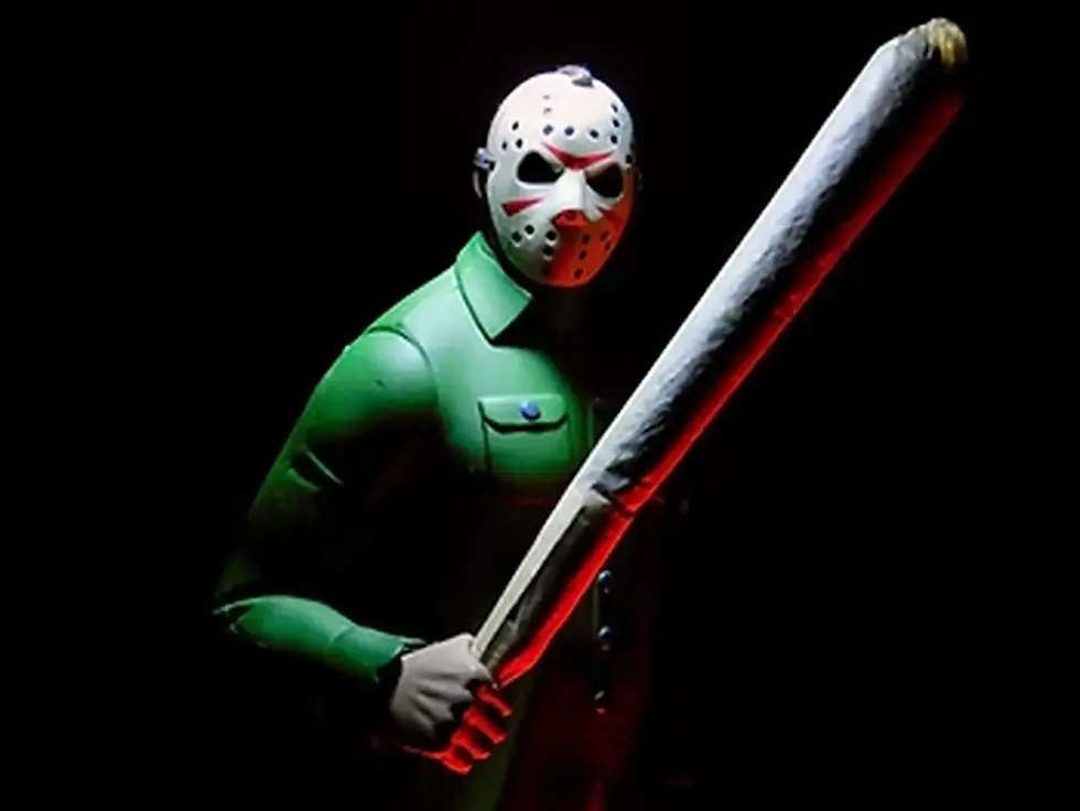 Figur mit Maske und grünen Overall mit Joint als Basballschläger