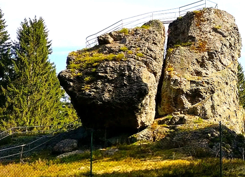 Gespaltene Felsen mit Aussichtsplattform, Naturpark Erzgebirge-Vogtland im Erzgebirge, Sachsen