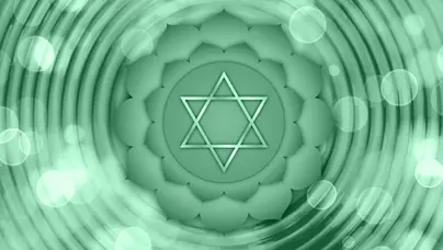 Herzchakra, Sitz: Brustraum, Element: Luft, Sinn: Tastsinn, Farbe: Grün, Silbe/Buchstabe: Yam/A - verbunden mit allen emotionalen Themen. Stichworte: Liebe, Mitgefühl, Trauer, Schmerz, Hingabe, Wut, Hass, Freude