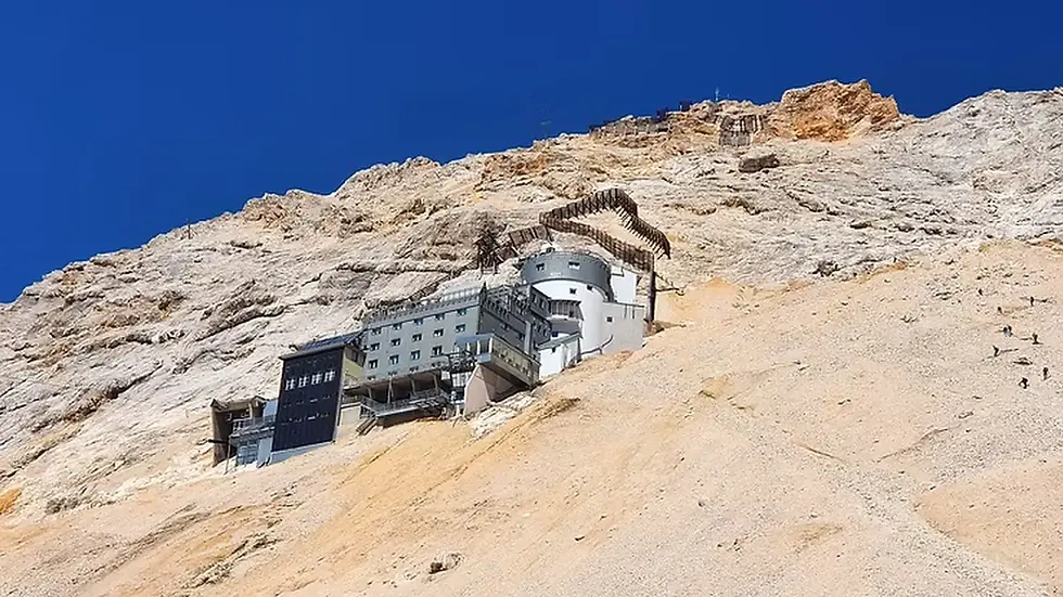 Landschaftsfoto: Berge spiegeln sich im ruhigen See, Zugspitze in der Ferne, Naturidylle.