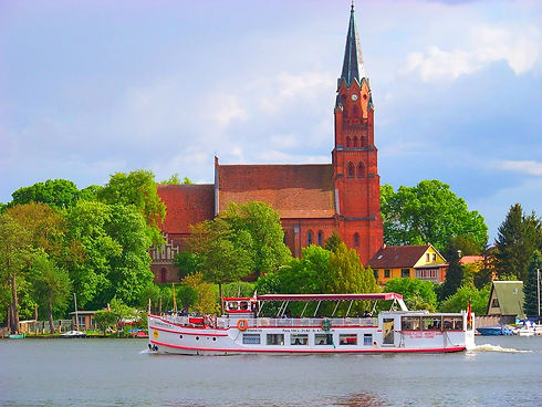 Robel an der müritz mit kirche und dampfer