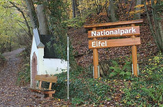 Nationalpark eifel-bank mit hinweisschild