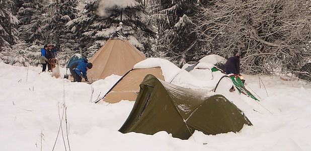 Zelten im winter menschen am zelt schnee