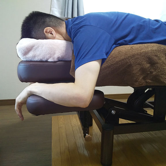 肘置きがある施術ベッド
