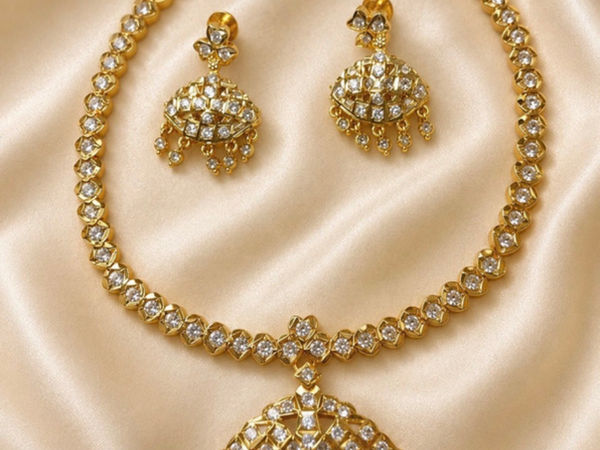 Parure collier et boucles d'oreilles dorées avec strass