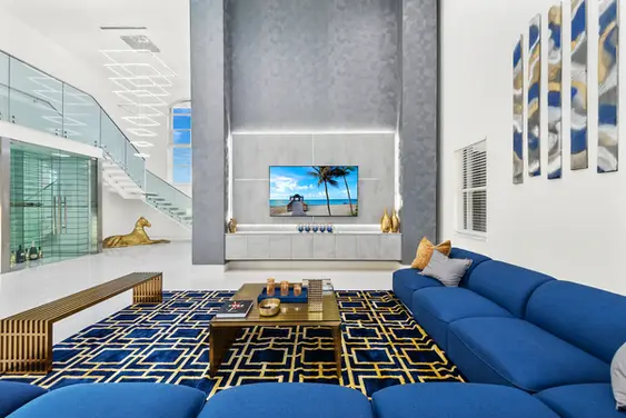 19-villa-davie-livingroom-tv.webp_auto=compress&fit=min&fm=webp&q=80&rect=0,1,1999,1333&w=