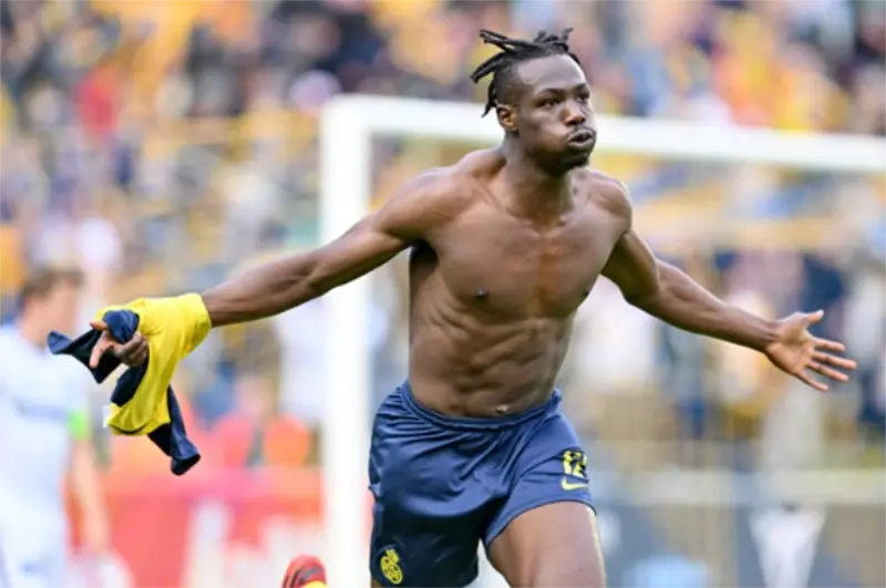 Promise David scoort een goal in de kampioenenmatch