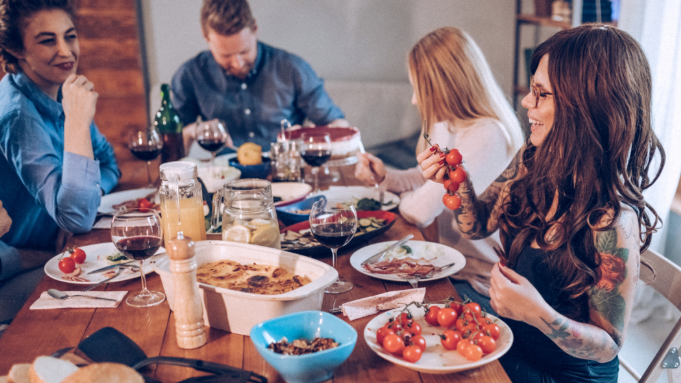 Samen aan tafel gaan, maakt mensen gelukkiger.