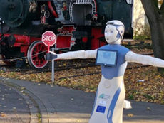robot helpt kinderen oversteken