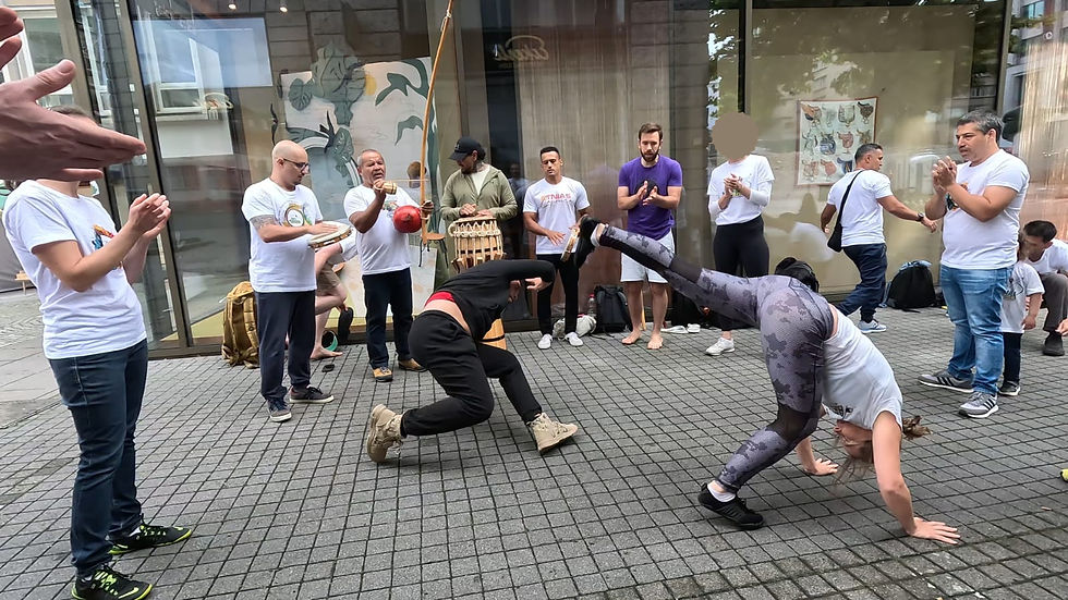Arte Nacional Capoeira begeistert mit Straßenroda am CSD-Wochenende in Stuttgart