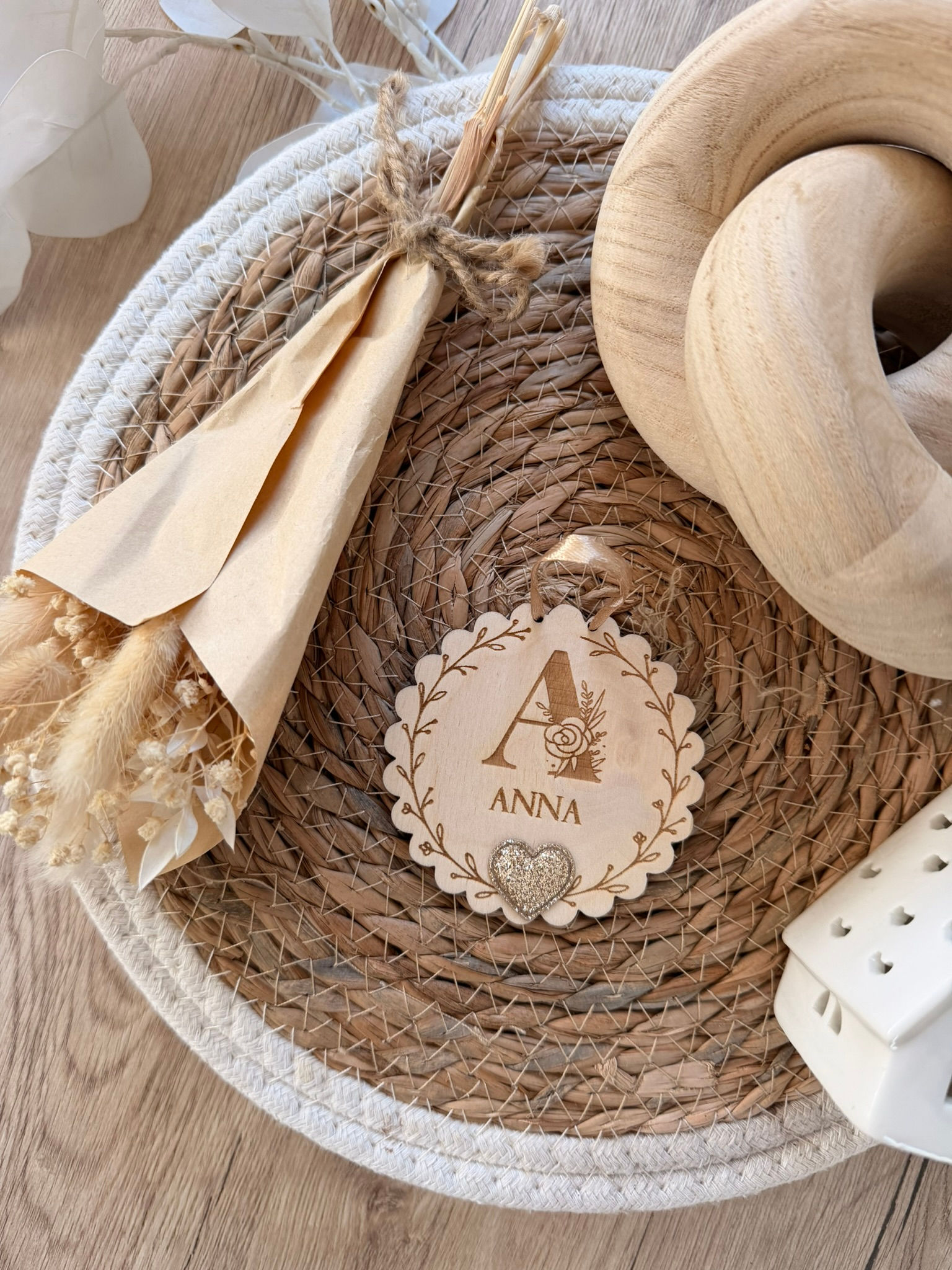 Boule en bois initiale fleurie