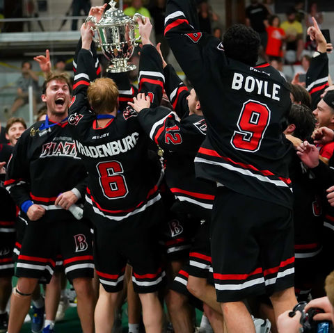 Burlington Blaze Jr A Lacrosse holding up the Minto Cup