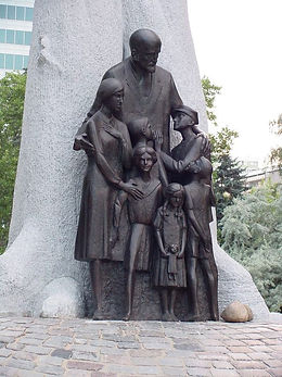 POLOGNE Varsovie Statue de Janusz Korczak avec enfants.jpg