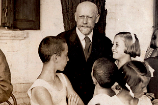 RESPECT Janusz Korczak inventeur des droits de l'enfant Photo avec enfants.png