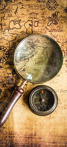 Rubrique Publications Loupe et boussole sur carte ancienne 1.jpg