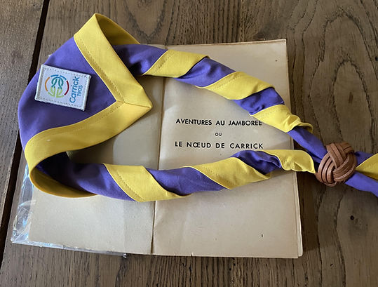 CARRICK-1905 Foulard couché sur livre Aventures du jamboree Arc Tendu 1947 Noeud de Carric