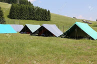 NATURE Alignement de tentes scoutes en pleine nature.jpg