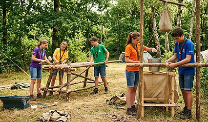 LOI SCOUTE NATURE Atelier de construction d'une petite cité dans la nature.jpg
