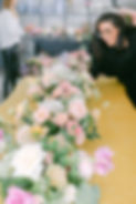 Décoratrice florale de mariage en train de décorer une table