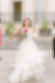 Mariée avec un bouquet de fleurs réalisé par un designer floral