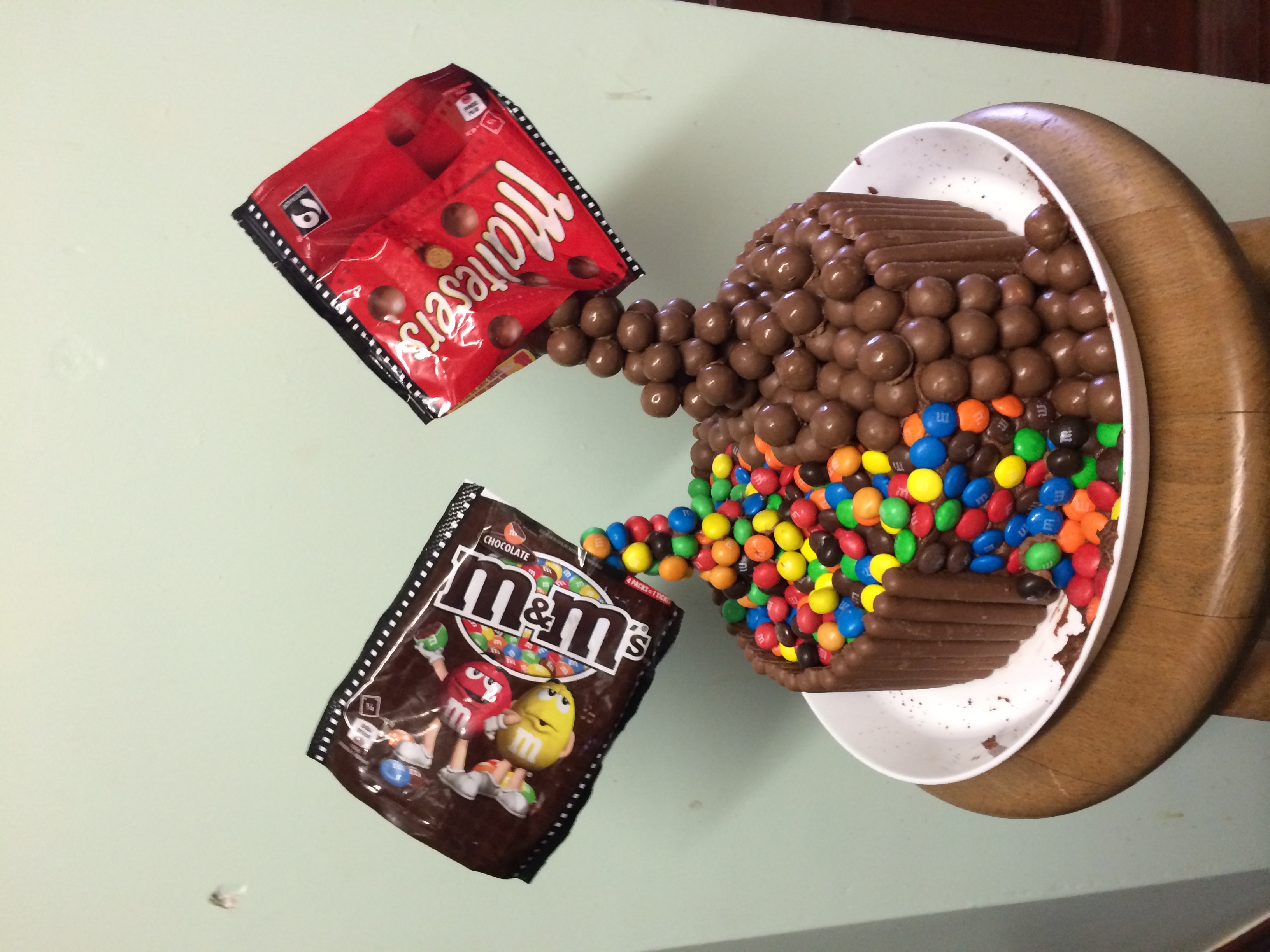 Gravity Devying Cake (Chocolate)
