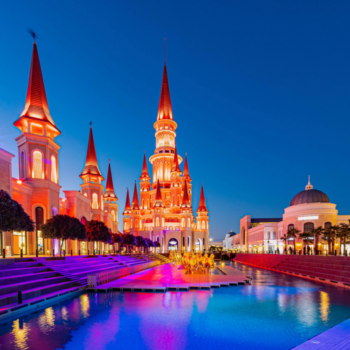 "The Land of Legends Belek ist mehr als nur ein Freizeitpark – es ist eine Welt voller Fantasie und Abenteuer. Gelegen im Herzen von Belek, Antalya, bietet dieser einzigartige Komplex eine Kombination aus einem luxuriösen Hotel, einem aufregenden Themenpark und einem riesigen Wasserpark. Besucher können sich auf Achterbahnen mit Adrenalin-Kick, Rutschen mit Nervenkitzel und entspannende Pools freuen. Am Abend verwandelt sich der Park in eine Bühne für atemberaubende Shows mit Musik, Licht und Spezialeffekten. The Land of Legends Belek ist ein Ort, an dem Träume wahr werden und unvergessliche Erinnerungen geschaffen werden."

