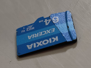 折れたMicroSDカード